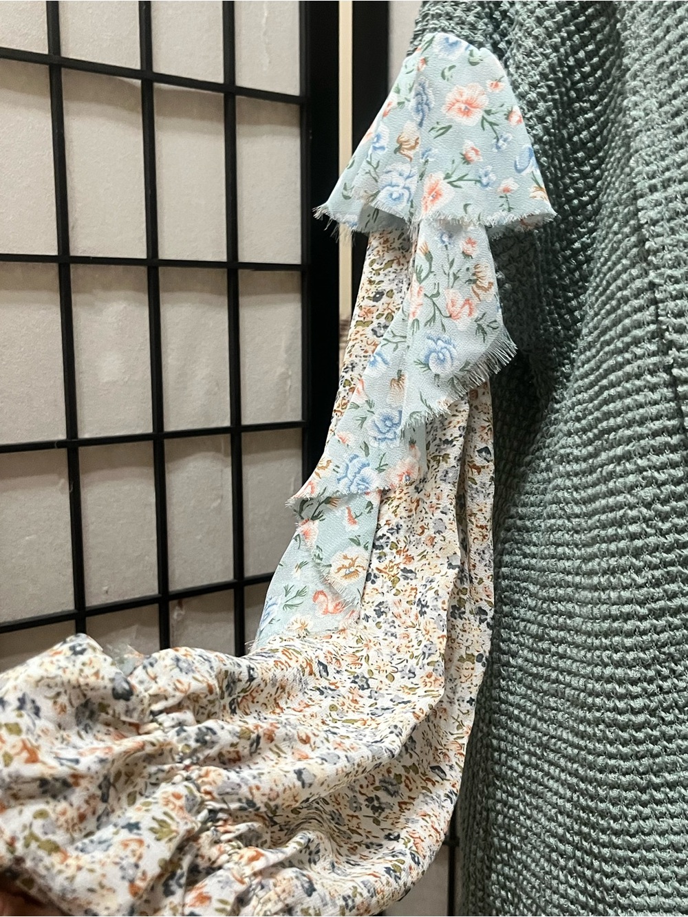 GIGIO USA Women's Sage Green Waffle Knit, RUFFLE RAW EDGE Floral Sleeve Top SZ L - Picture 8 of 13